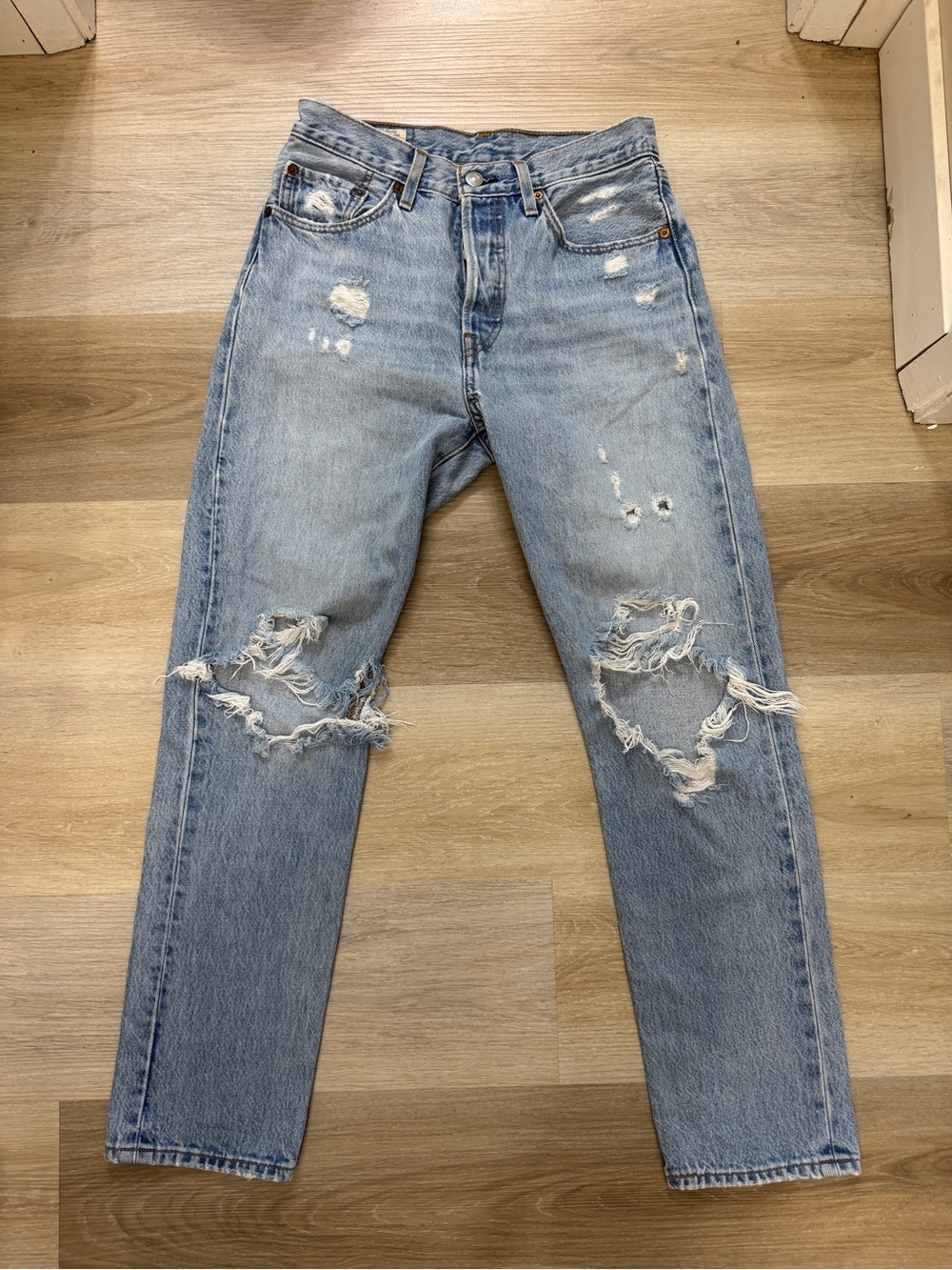 Levi’s 501 Ripped Light Wash Straight Jeans W27 L30